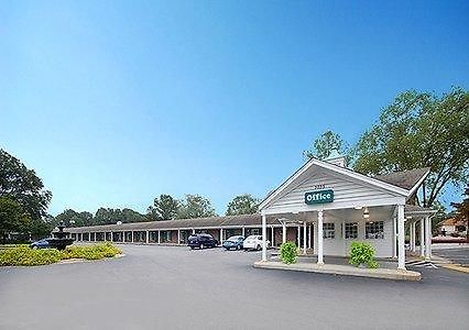 Ambassador Inn Файетвил Екстериор снимка