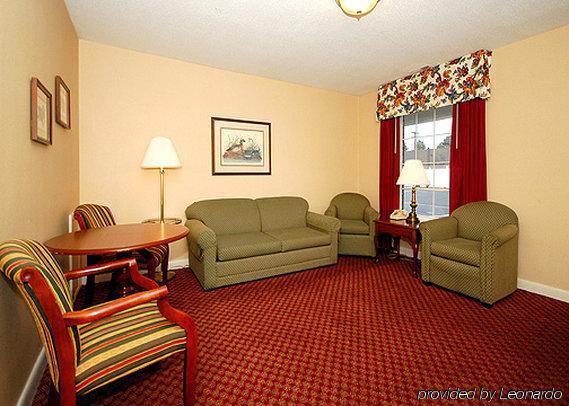 Ambassador Inn Файетвил Екстериор снимка